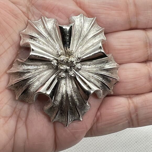 CORO Large Flower Silver Brooch Textured Late 60s Early 60s Vintage - Picture 3 of 5